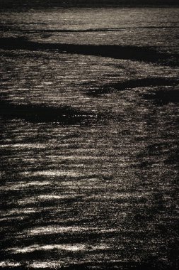 Gece yarısı deniz geçerli