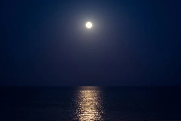 Volledige Moon over de zee ik — Stockfoto