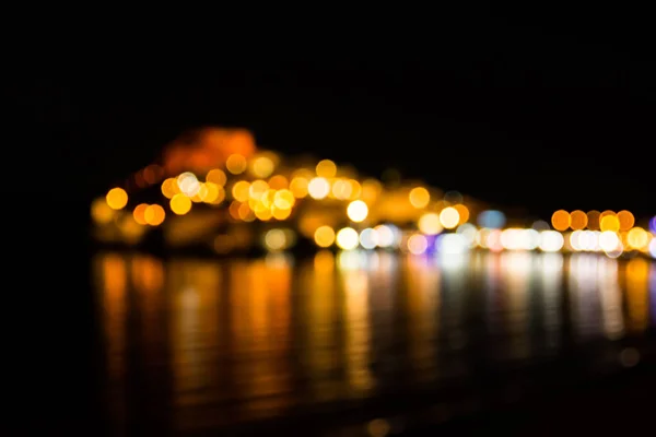 Skyline de noite desfocado de uma cidade costeira — Fotografia de Stock