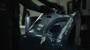 Bir tampon araba tamircisi, ressam boyalar