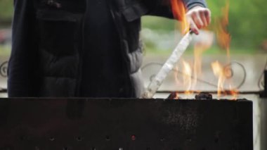 Şef, açık havada Barbekü Burger hazırlama
