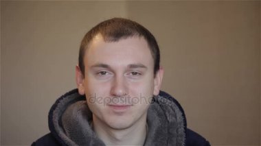 adam gülümsüyor ve görünüyor