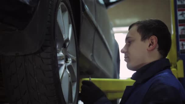 Mécanicien changer une roue — Video