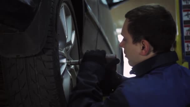 Mécanicien changer une roue 