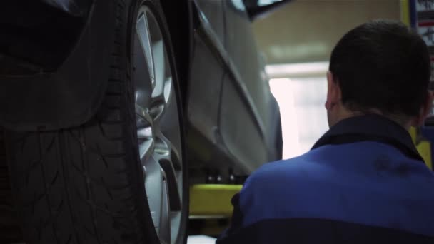 Mécanicien changer une roue 