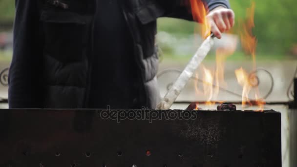 Chef preparando hambúrgueres no churrasco ao ar livre — Vídeo de Stock