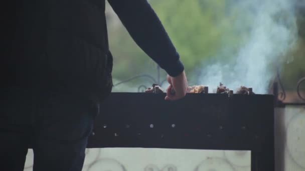 Chef preparando hambúrgueres no churrasco ao ar livre — Vídeo de Stock