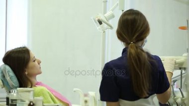 Diş hekimliğinde yakın plan diş tedavisi.