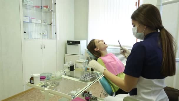 Fogászati kezelés közelkép a fogászatban — Stock videók