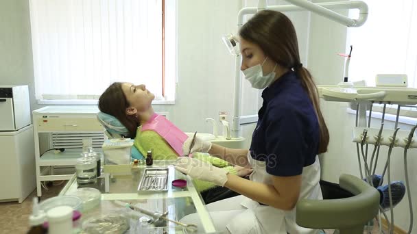 在牙科诊所进行牙齿治疗的密切观察 — 图库视频影像