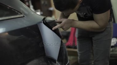 Kırık araba arka ışıklı araba mekanik eller