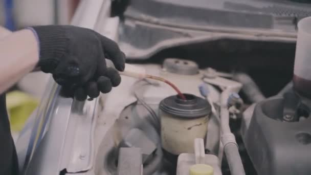 Mechaniker reparieren ein Auto — Stockvideo