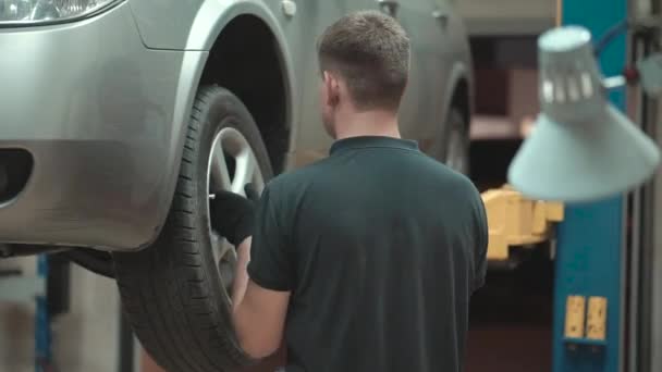 Riparazione meccanica di un'auto — Video Stock