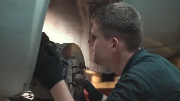 Mekaniker som reparerar en bil — Stockvideo