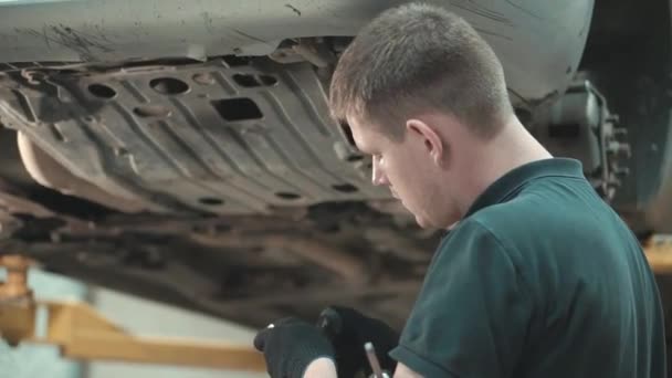 Mecánica de reparación de un coche — Vídeo de stock