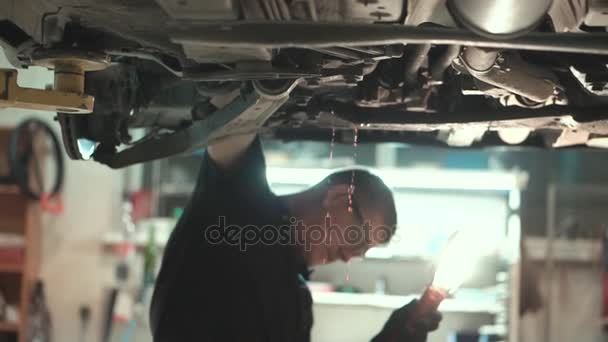 Mechaniker reparieren ein Auto — Stockvideo