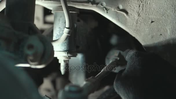 Mechaniker reparieren ein Auto — Stockvideo