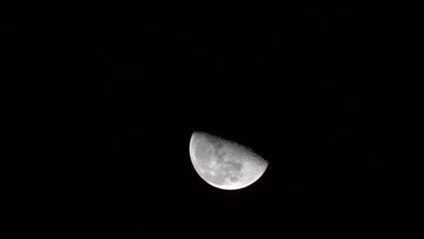 La luna en el cielo nocturno — Vídeos de Stock