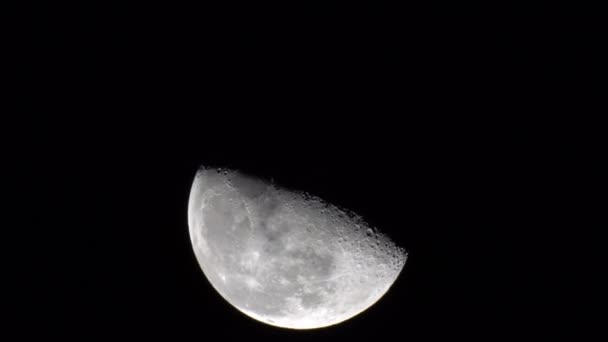 La luna en el cielo nocturno — Vídeo de stock