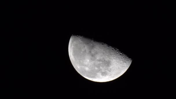 La luna en el cielo nocturno — Vídeos de Stock