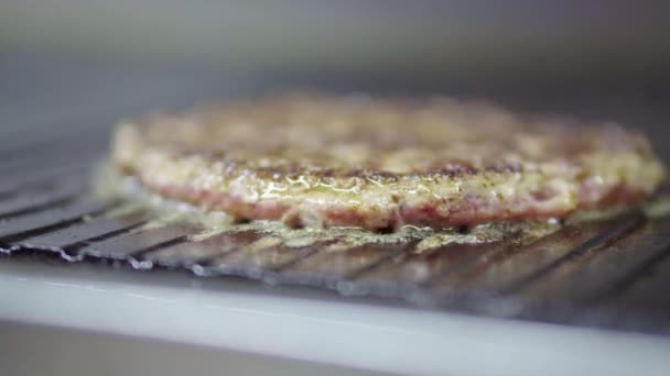 Cocinar chuletas de hamburguesa — Vídeos de Stock