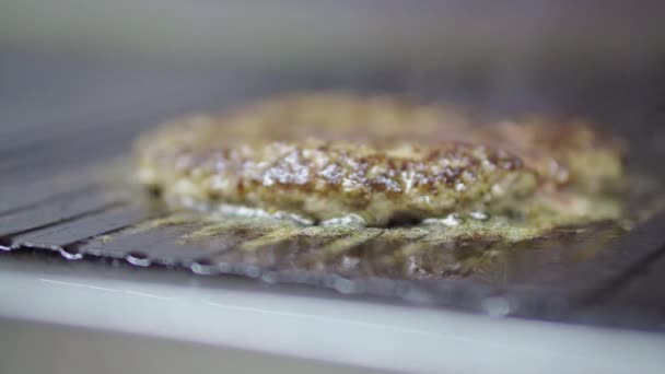 Cocinar chuletas de hamburguesa — Vídeos de Stock