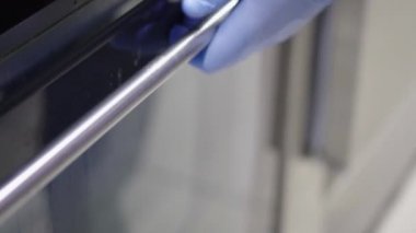 Hamburger topuz ile izole susam