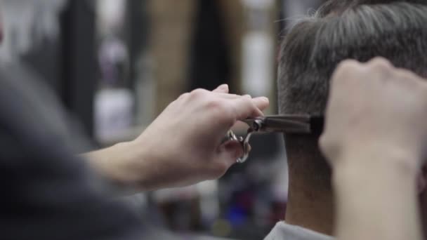 Cabeleireiro corta um homem close-up — Vídeo de Stock