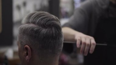 Kuaför bir adam yakın çekim keser