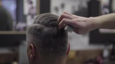 Kuaför bir adam yakın çekim keser