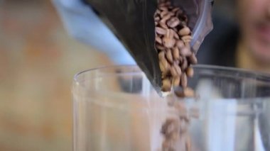 Barista cappucino yapar yakın çekim Hd