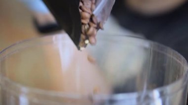 Barista cappucino yapar yakın çekim Hd