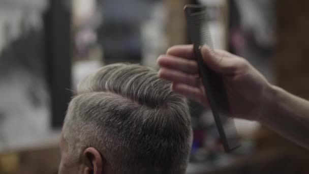 Salon fryzjerski kawałki z bliska człowieka — Wideo stockowe