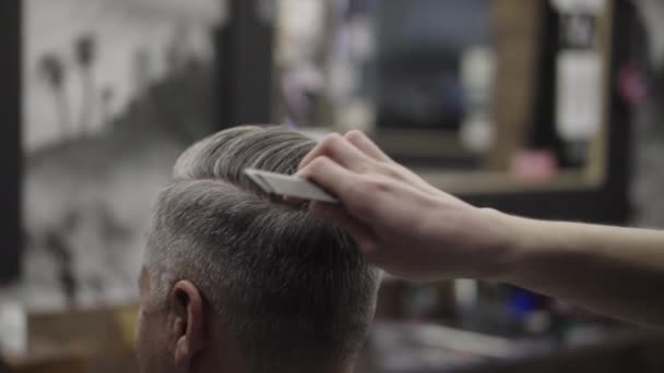 Coiffeur coupe un homme gros plan — Video