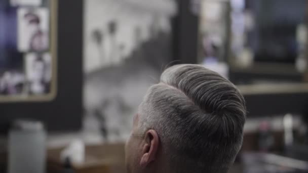 Friseur schneidet Mann aus nächster Nähe — Stockvideo