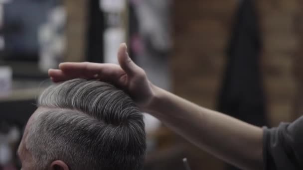 Hairdresser cuts a man close-up — Stock Video