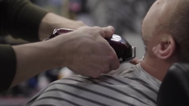 Friseur schneidet Bart seiner Kundin zu — Stockvideo