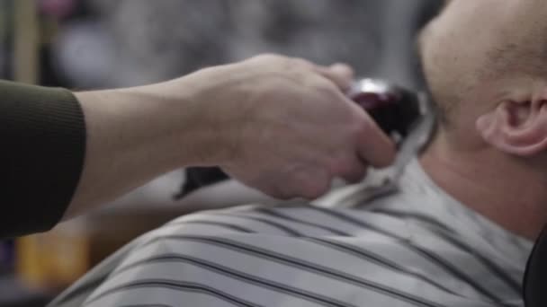 Barbeiro cortando barba para seu cliente — Vídeo de Stock