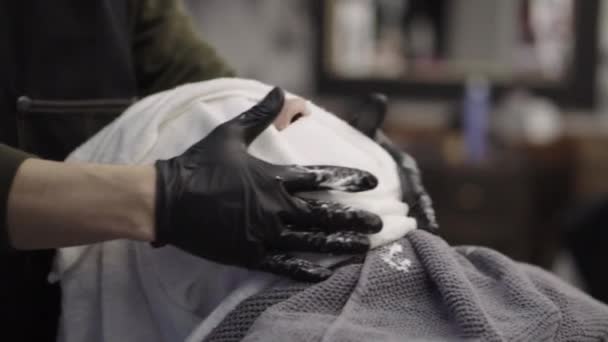 Barber smashes the face — Stock Video