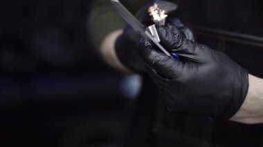 Kuaför bıçak fırlatır