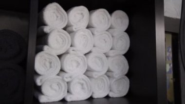 Bir raf üzerinde beyaz havlu bir sürü