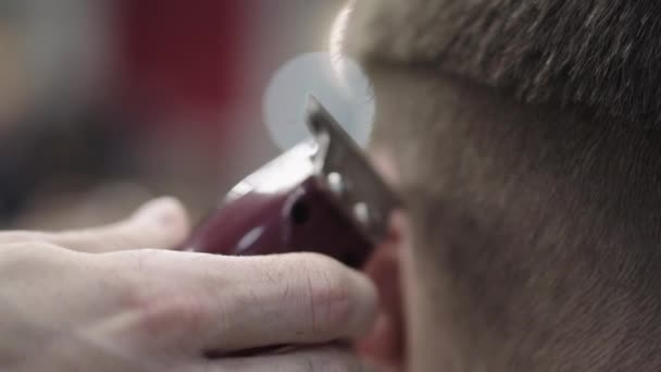 Friseur macht Haarschnitt mit Maschine — Stockvideo