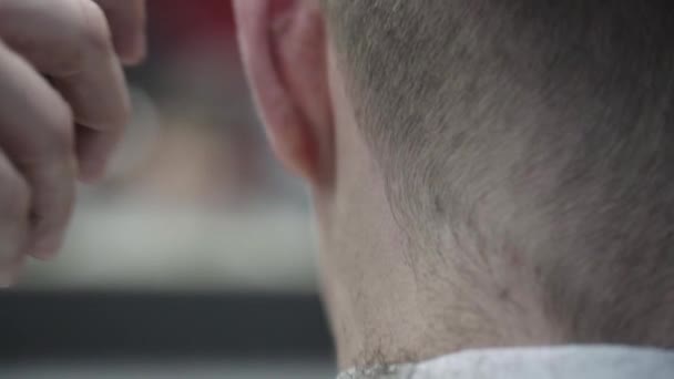 Peluquero haciendo corte de pelo usando la máquina — Vídeo de stock