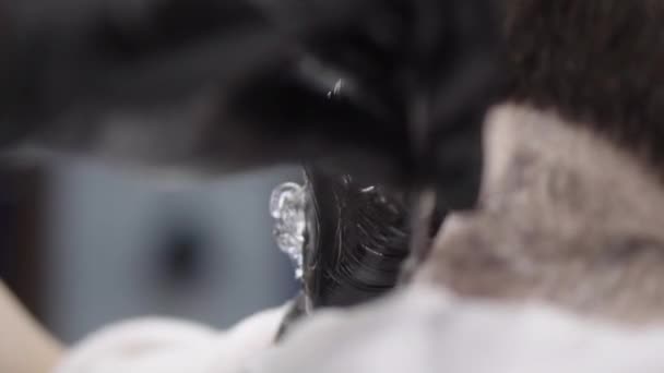 Обрезание бороды лезвием — стоковое видео