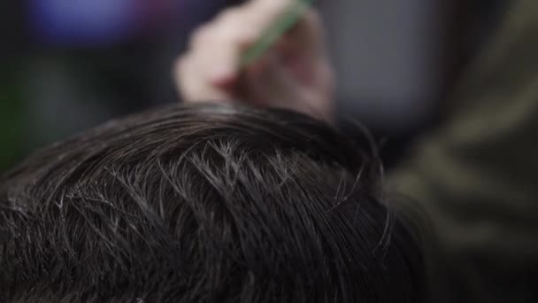 Friseur kämmt nasse Haare — Stockvideo