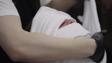 Kuaför yüz çökertildi