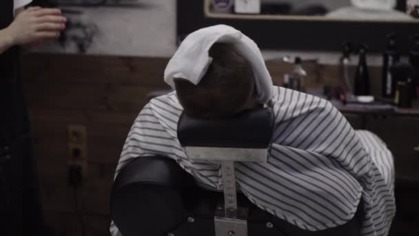 Парикмахер разбивает лицо — стоковое видео