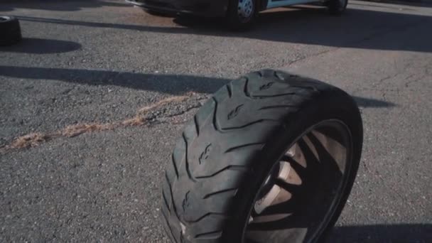 A roda rola na estrada — Vídeo de Stock