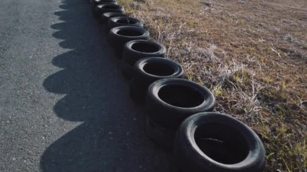 Parte della pista di go kart con pneumatici lungo i lati — Video Stock