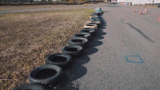 Parte da pista de kart go com pneus ao longo dos lados — Vídeo de Stock
